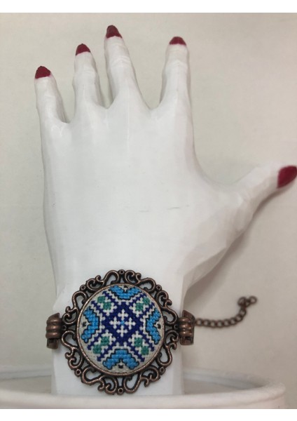 Kanaviçe Işlemeli Bileklik