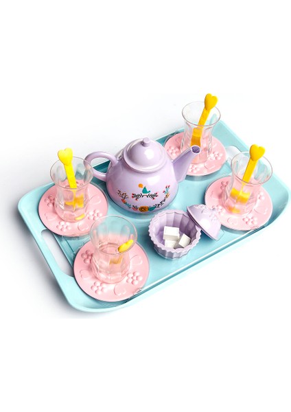 Kutulu Çay Vakti Ince Belli Bardaklarla