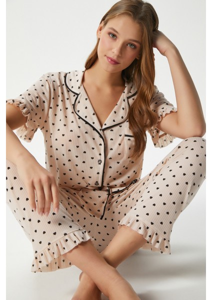 Kadın Fırfırlı Kalp Desen Pudra Ön Düğmeli Kısa Kol Alt Üst Pijama Takımı