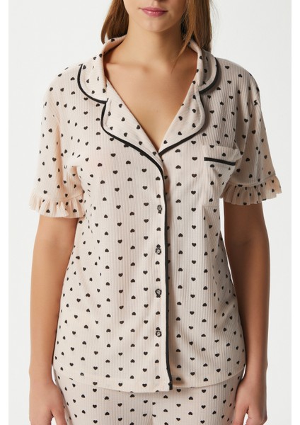 Kadın Fırfırlı Kalp Desen Pudra Ön Düğmeli Kısa Kol Alt Üst Pijama Takımı