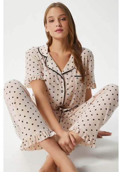 Kadın Fırfırlı Kalp Desen Pudra Ön Düğmeli Kısa Kol Alt Üst Pijama Takımı