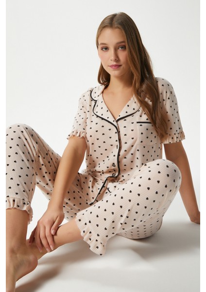 Kadın Fırfırlı Kalp Desen Pudra Ön Düğmeli Kısa Kol Alt Üst Pijama Takımı