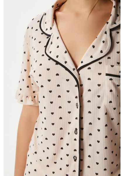 Kadın Fırfırlı Kalp Desen Pudra Ön Düğmeli Kısa Kol Alt Üst Pijama Takımı