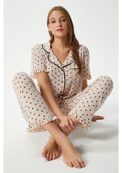 Kadın Fırfırlı Kalp Desen Pudra Ön Düğmeli Kısa Kol Alt Üst Pijama Takımı