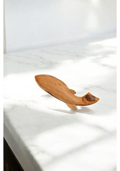 Olive Crafted Kişiye Özel Zeytin Ağacı El Oyması Balık Şekilli Sunum Tabağı