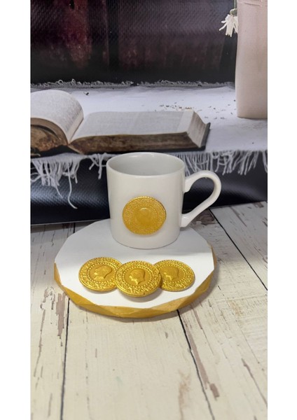Altın Temalı Şık ve Zarif Tasarım Fincan Modeli, Sade ve Şıklığıyla Dikkat Çekici