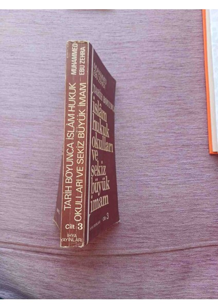 Tarih Boyunca Islam Hukuk Okulları ve Sekiz Büyük Imam Cilt 3 Basim 1986 Yili Toplamda 340 Sayfa Temiz Durumdadir
