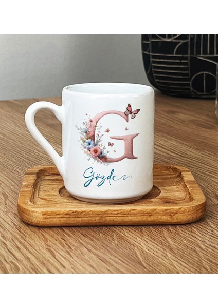 Kişiye Özel Çiçekli Kelebekli G Harfli Kahve Fincanı Ahşap Altık
