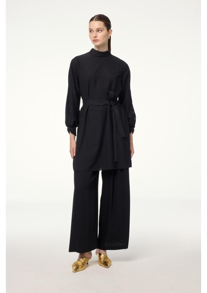 Yaka ve Kol Taş Detaylı Kuşaklı Siyah Tunik T-1551