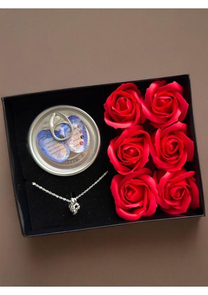 Sevgiliye Alınacak Hediye Kırmızı Güller ve Istiridye Içinde Inci Kolye Romantik Hediye Sevgiliye