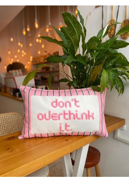 Dont Overthink It Yazılı Çift Taraflı Yeşil Çizgili Pembe Dekoratif Süet Kırlent Kılıfı - 30X50CM