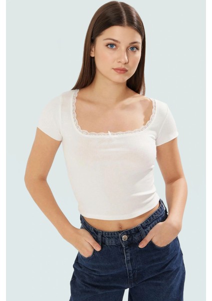 Fitted Crop Bluz Örme Kumaş Kare Yaka Dantel Detay Kaliteli Işçilik Özenle Seçilmiş