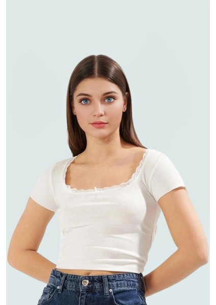 Fitted Crop Bluz Örme Kumaş Kare Yaka Dantel Detay Kaliteli Işçilik Özenle Seçilmiş fiyatları