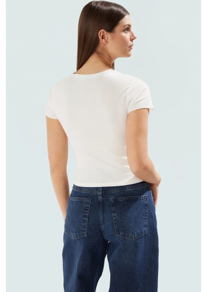 Fitted Crop Bluz Örme Kumaş Kare Yaka Dantel Detay Kaliteli Işçilik Özenle Seçilmiş modelleri