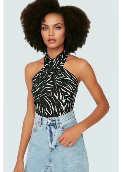 Young Koleksiyon Örme Bluz Boyundan Bağlamalı Crop Zebra Desen Polyester Elastan