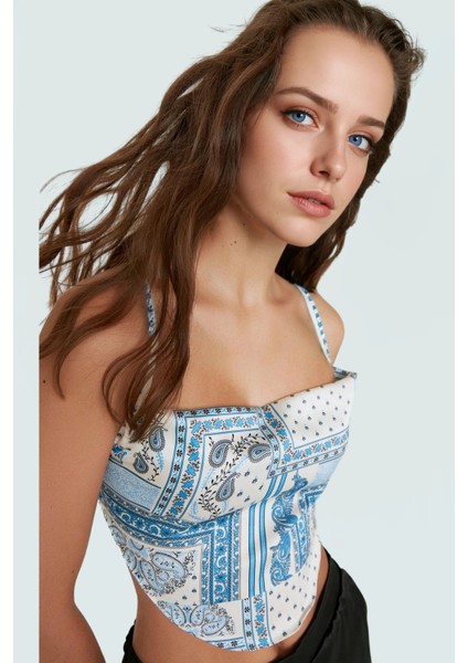 Yazlık Kadın Crop Bluz Şal Desenli Degaje Yaka Dokuma Kumaş Sırtı Bağlamalı Uzun Ömürlü modelleri