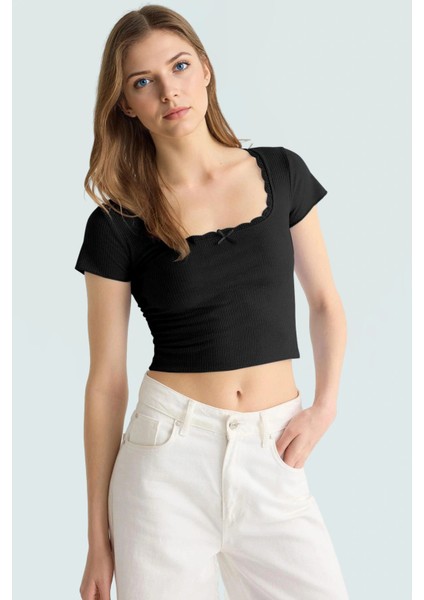 Fitted Crop Bluz Örme Kumaş Kare Yaka Dantel Detay Kaliteli Işçilik Özenle Seçilmiş