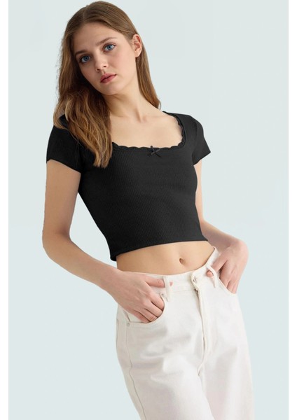 Fitted Crop Bluz Örme Kumaş Kare Yaka Dantel Detay Kaliteli Işçilik Özenle Seçilmiş fiyatları