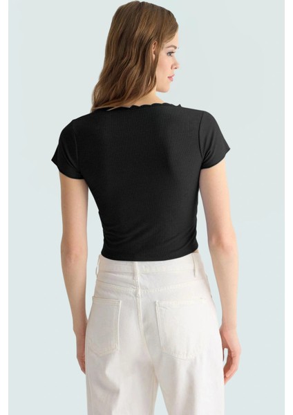 Fitted Crop Bluz Örme Kumaş Kare Yaka Dantel Detay Kaliteli Işçilik Özenle Seçilmiş modelleri