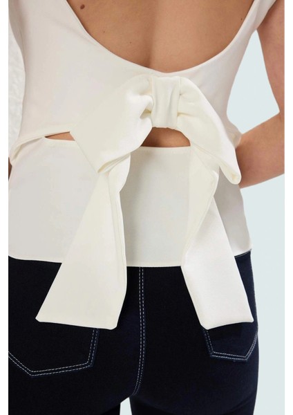 Sırt Fiyonklu Bluz Fitted Kalıp %88 Polyester Yazlık Casual Şık Görünüm Trend Tasarım fırsatları