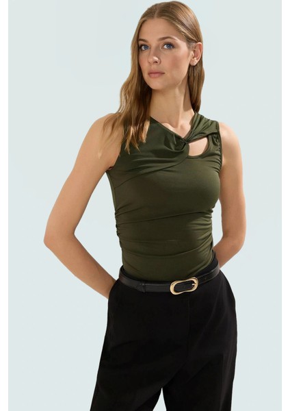 96% Polyester 4% Elastan Fitted Bluz Asimetrik Yaka Kolsuz Tasarım Zarifane