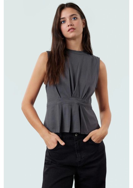 Nefes Alan Pamuklu Bluz Fitted Kolsuz Bisiklet Yaka Peplum Premium Kalite Rahat Kullanım