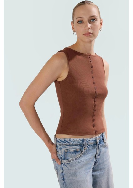Kadın Kolsuz Örme Bluz Kayık Yaka Fitted Kalıp Rahat Günlük Stil ve Şık Modern