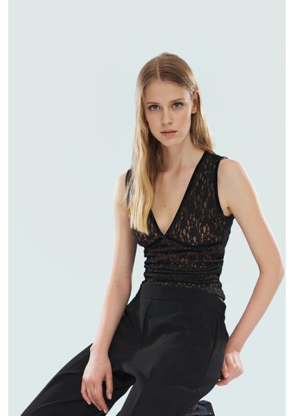 Kadın Moda Siyah Dantel Basic Bluz – Fitted Kontrast Astar V-Yaka