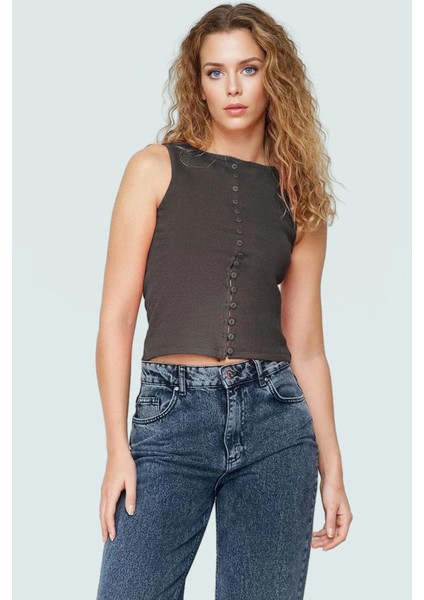 Kadın Kolsuz Örme Bluz Kayık Yaka Fitted Kalıp Rahat Günlük Stil ve Şık Modern