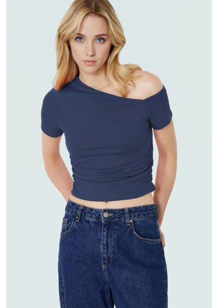 Asimetrik Yaka Basic Crop Bluz Örme Pamuklu Kumaş Yazlık Günlük Kombin Trend Tasarım