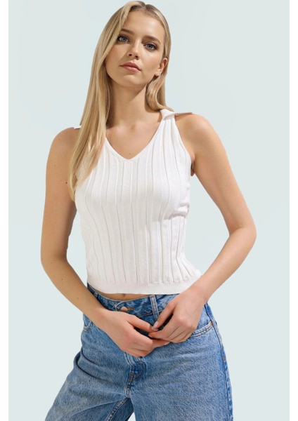 Yazlık Triko Bluz Polo Yaka Crop Fitted Kalıp %100 Polyester Profesyonel Görünüm