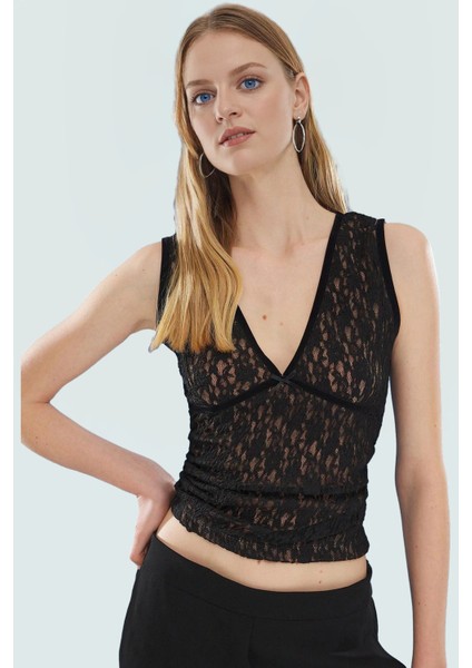 Siyah Dantel Crop Bluz – V-Yaka, Biyeli ve Elastik