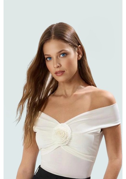 Rahat Fitted Bluz %96 Polyester %4 Elastan Carmen Yaka Zarifane Tasarım