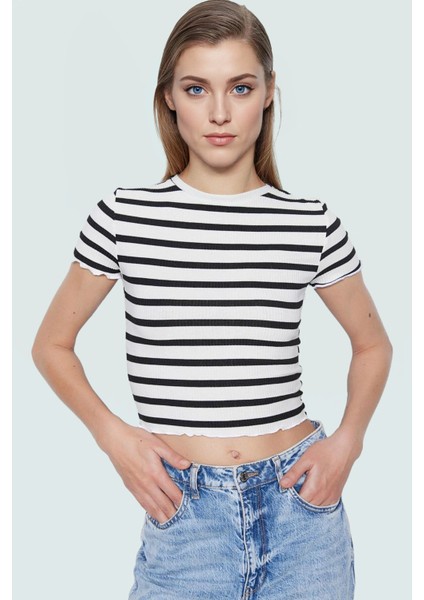 Viskoz Polyester Karışımlı Çizgili Crop Bluz Fitted Kalıp Kısa Kol Rahat Kullanım
