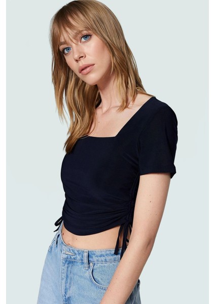 Fitted Vücuda Oturan Örme Bluz Kare Yaka Kısa Boy Günlük Konforlu Kesim Kaliteli Işçilik
