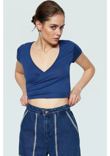 Kısa Kollu Crop Bluz V Yaka Fitted Kalıp Viskoz Kumaş Uzun Ömürlü Dayanıklı Malzeme modelleri