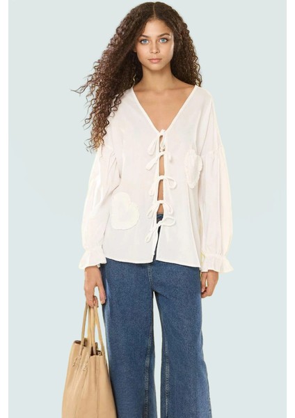 Kalp Nakışlı Pamuklu Bluz Rahat Şık ve Günlük Modern Stil Özel Tasarım Seçkin Malzeme