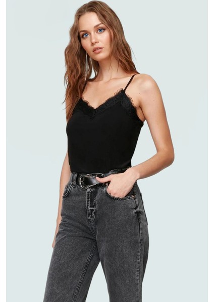 Yazlık Mürdüm Örme Bluz; V Yaka Ince Askılı Dantel Detaylı Iş Için Uygun Modern Stil Rahat ve Şık