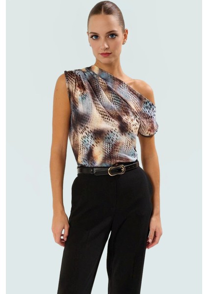 Asimetrik Yaka Kısa Kollu Bluz Esnek Örme Kumaş Zarifane Tasarım Uzun Ömürlü Rahat ve Şık