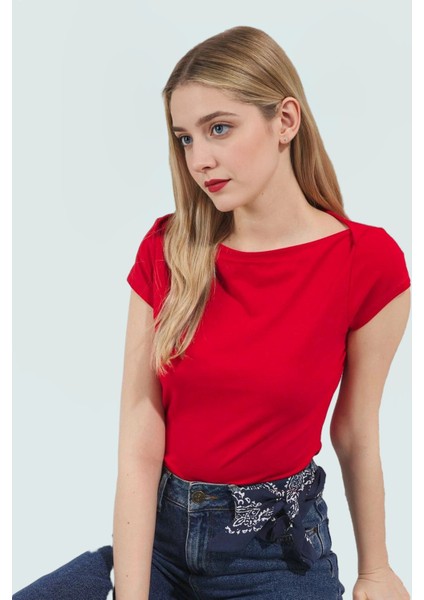 Pamuklu Likralı Bluz Fitted Kalıp Kayık Yaka Yaz Koleksiyonu Profesyonel Görünüm