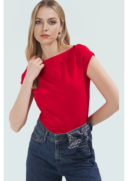 Pamuklu Likralı Bluz Fitted Kalıp Kayık Yaka Yaz Koleksiyonu Profesyonel Görünüm fiyatları