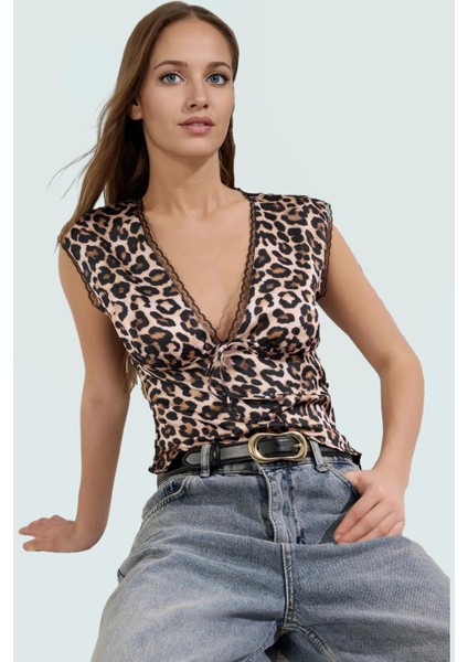 Yazlık Kolsuz Saten Bluz; Leopar Desen V Yaka Regular Kalıp Polyester Kumaş Uzun Ömürlü