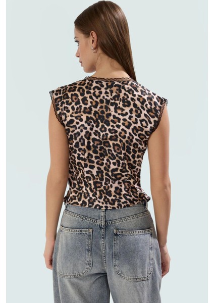 Yazlık Kolsuz Saten Bluz; Leopar Desen V Yaka Regular Kalıp Polyester Kumaş Uzun Ömürlü modelleri