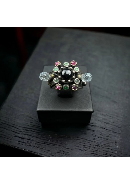 Siyah Safir, Akuamarin, Zümrüt ve Yakut Taşlarından Oluşan Tasarım Yüzük