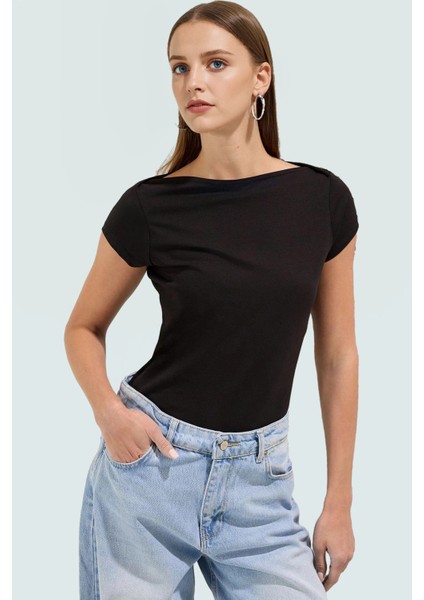 Pamuklu Likralı Bluz Fitted Kalıp Kayık Yaka Yaz Koleksiyonu Profesyonel Görünüm fiyatları