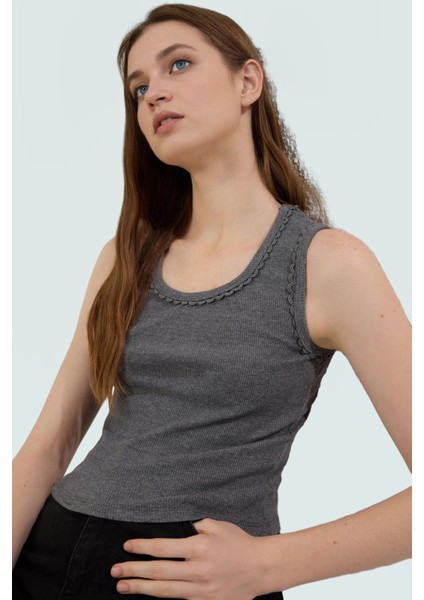 Yazlık Kolsuz Bluz Havuz Yaka Fitted Kalıp Rejenere Kaşkorse Kumaş Trend Tasarım