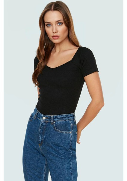 Pamuklu Örme Bluz Rahat Şık ve Vücuda Tam Oturan Görünüm