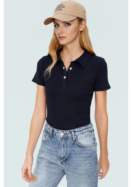Fitted Vücut Oturan Fermuarlı Polo Yaka Kısa Kollu Bluz %70 Polyester Rahat ve Şık