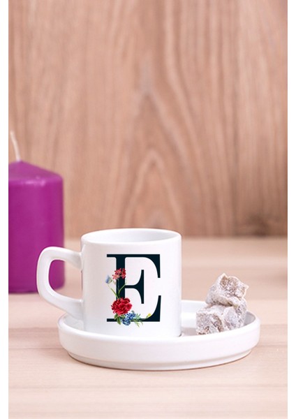 E Harfi Çiçek Tasarım Türk Kahve Fincanı, Şık ve Zarif Beyaz Renkli Ürün.