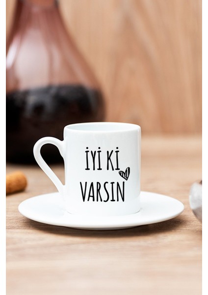 Esprili Beyaz Türk Kahvesi Fincanı, Şık ve Keyifli Anlar Için Ideal Tercih